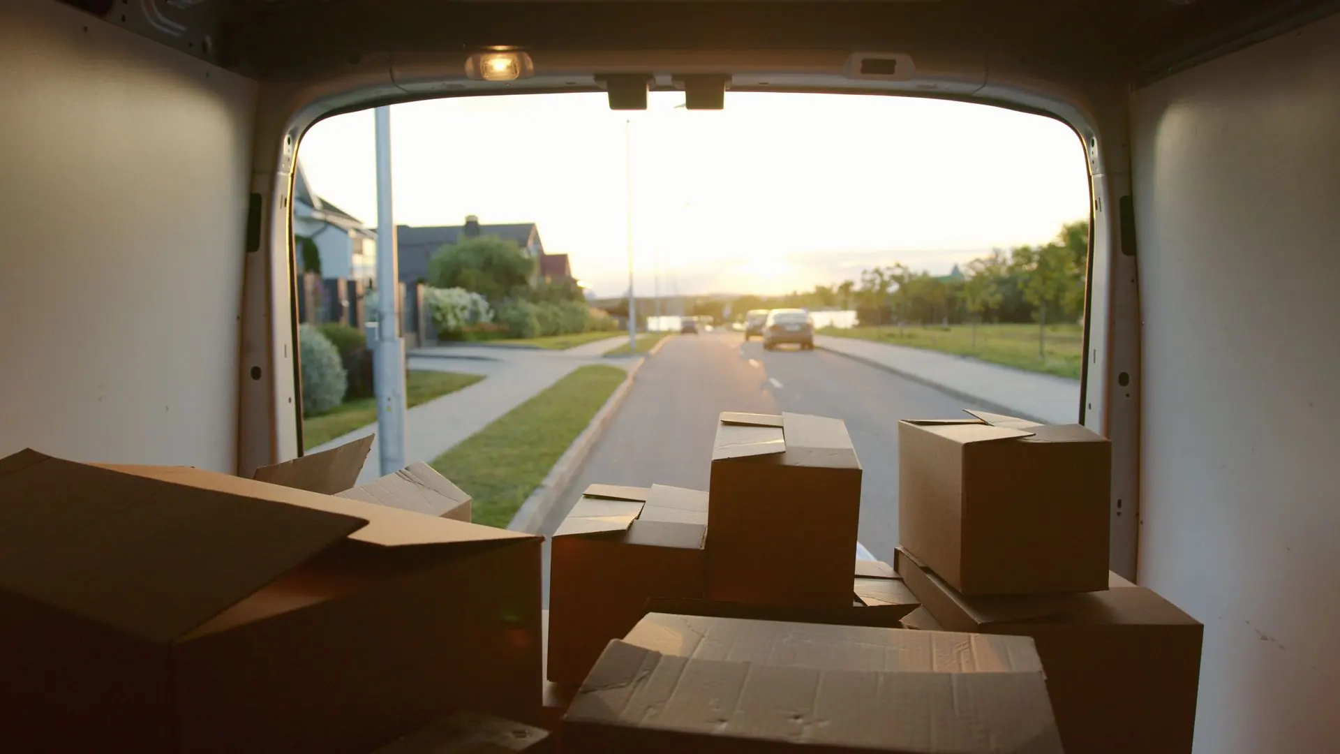 gepackte Umzugskartons in unserem Lieferwagen bei Sonnenuntergang